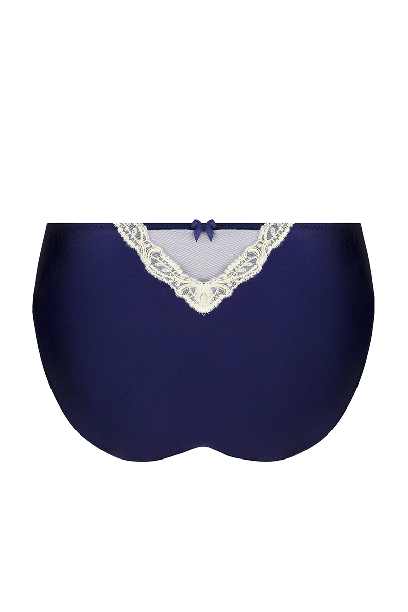 Lise Charmel kelnaites