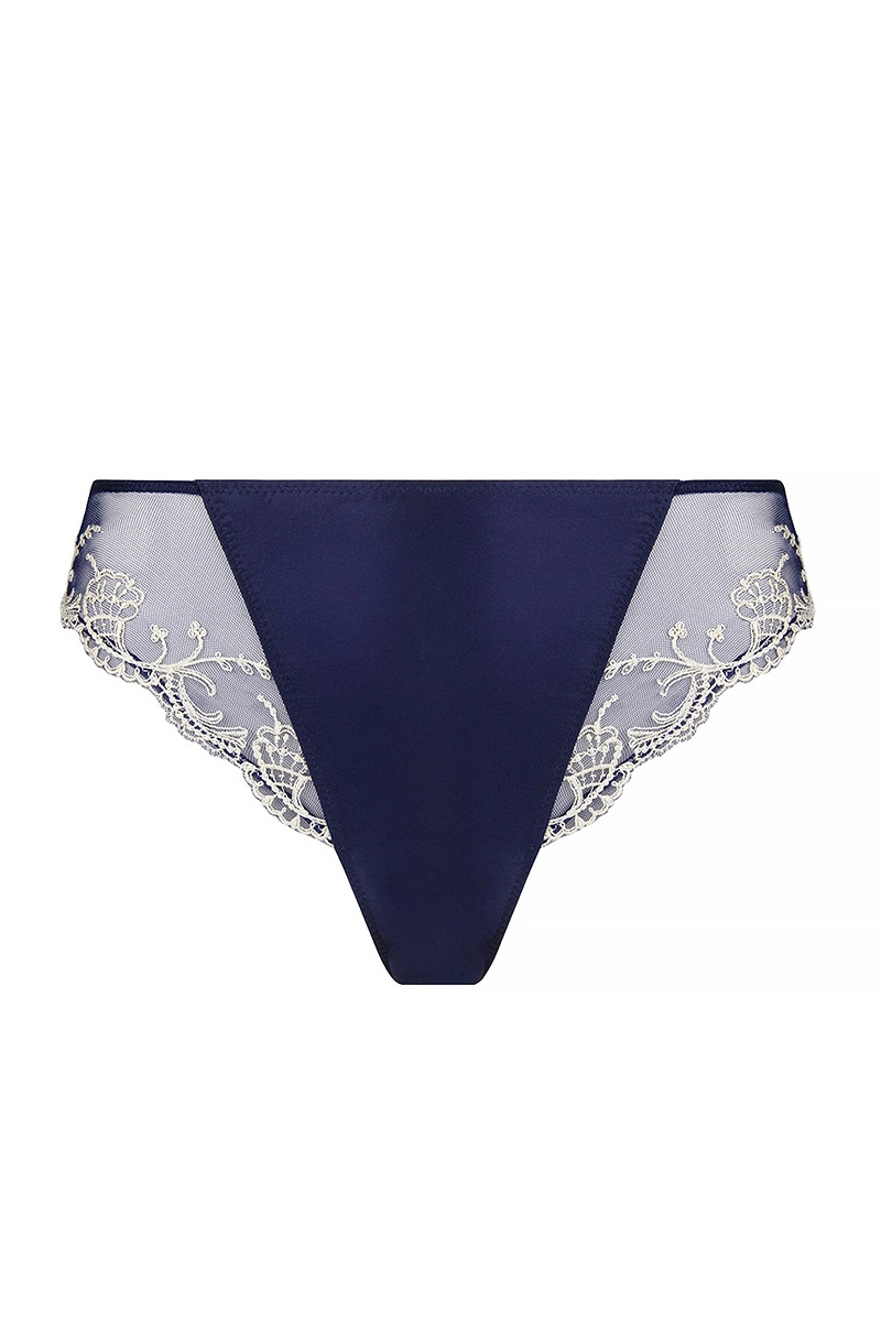 Lise Charmel kelnaites