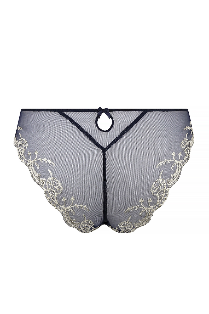 Lise Charmel kelnaites