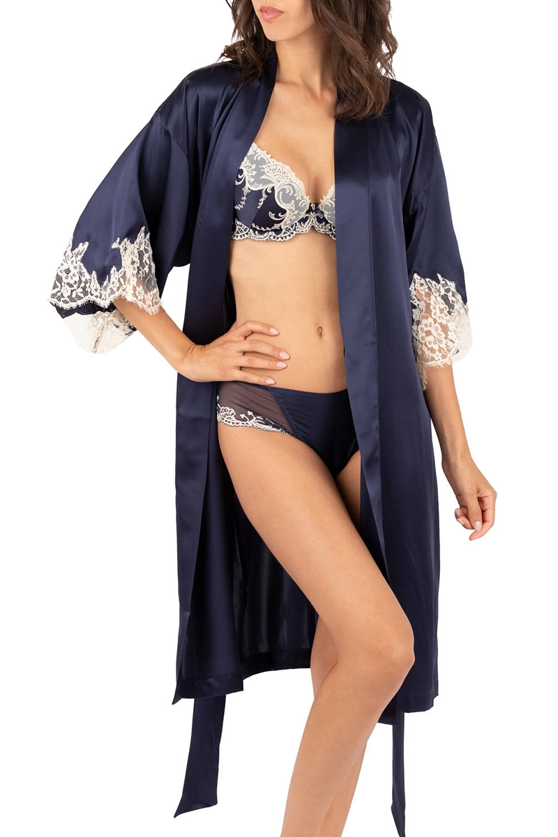 Lise Charmel kelnaites