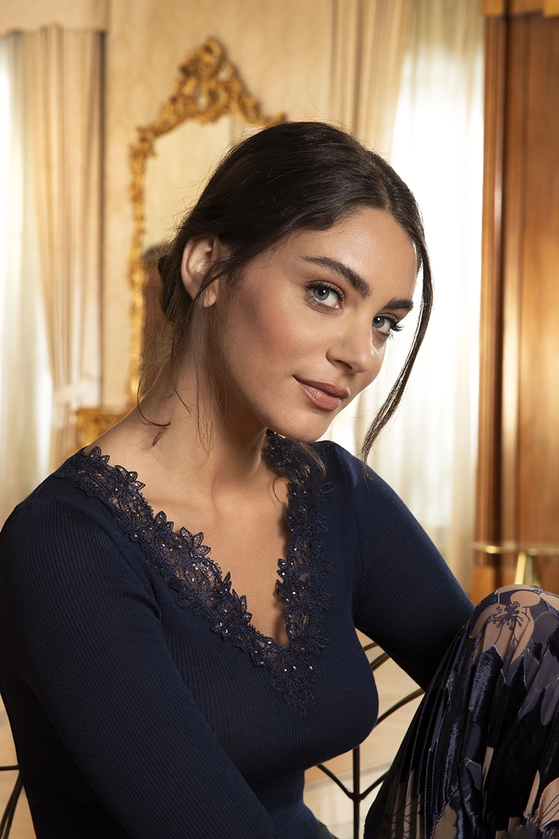 anj9073_LISE CHARMEL Éclat Couture vilnas un zīda krekliņš ar garām piedurknēm LISE CHARMEL “Éclat Couture” vilnas un zīda blūze ar garām piedurknēm un V veida izgriezumu. Piegulošo rievoto adījumu rotā gipiūras mežģīņu detaļas un izšuvums ar fliteriem.