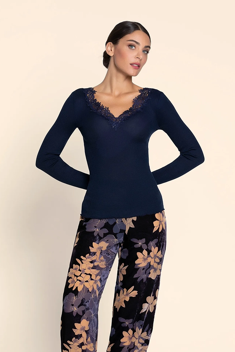 anj9073_LISE CHARMEL Éclat Couture vilnas un zīda krekliņš ar garām piedurknēm LISE CHARMEL “Éclat Couture” vilnas un zīda blūze ar garām piedurknēm un V veida izgriezumu. Piegulošo rievoto adījumu rotā gipiūras mežģīņu detaļas un izšuvums ar fliteriem.